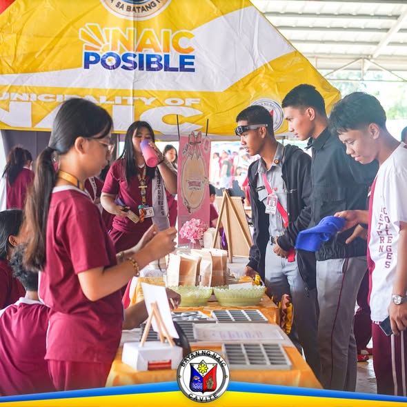 Mga mag-aaral na nagpapakita ng kanilang produkto sa booth ng Entrepreneurship Day sa Naic