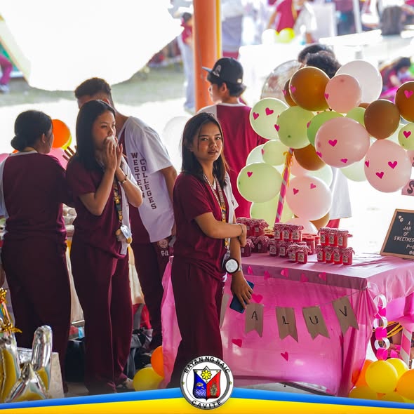 Mga mag-aaral ng Western Colleges sa Entrepreneurship Day, may mesa ng paninda at mga lobo sa Naic