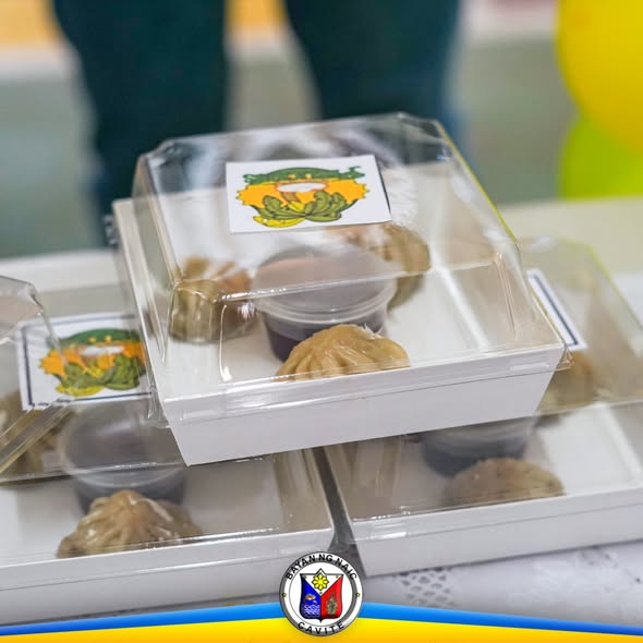 Mga dumpling na nakalagay sa puting kahon na may plastik na takip, handog sa Entrepreneurship Day sa Naic