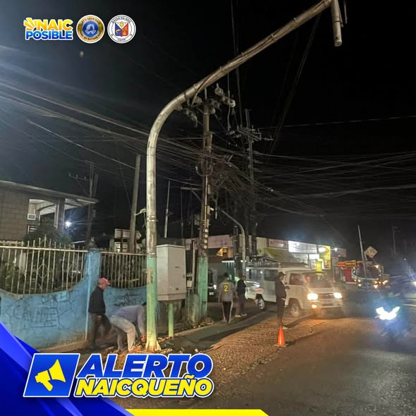Clearing operation sa San Roque Crossing sa gabi, may mga tauhan at sirang poste sa kalsada
