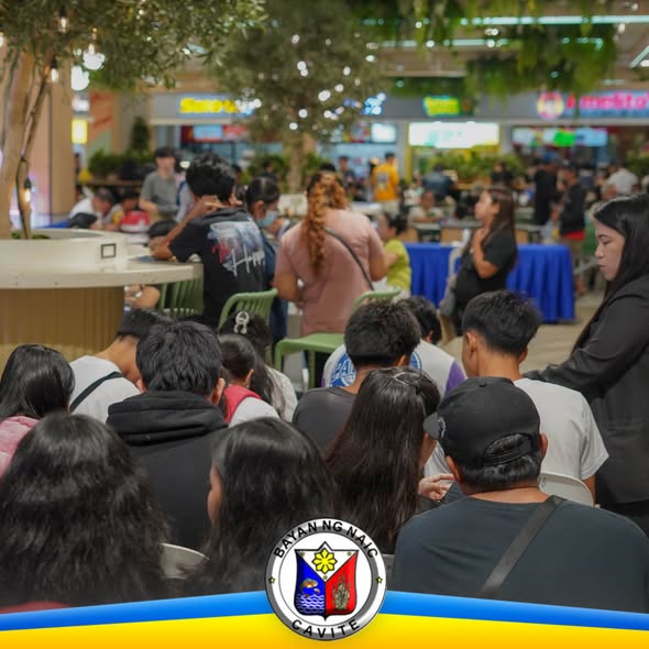 Mga tao na naghihintay sa atrium ng Waltermart Sabang habang may SSS at TIN registration