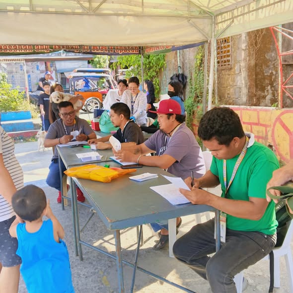 Mga kawani ng Agriculture office na nagpoproseso ng talaan sa Anti-Rabies Vaccination sa Brgy. Halang
