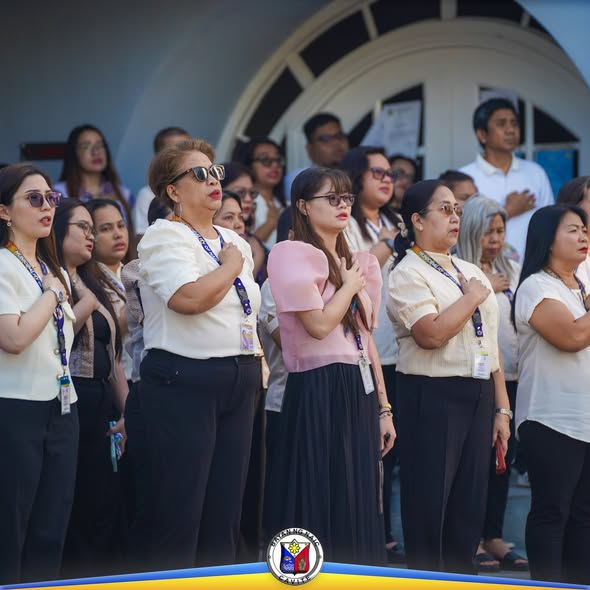 Mga kawani ng Naic habang nagpupugay sa watawat sa flag raising ceremony sa Municipal Hall