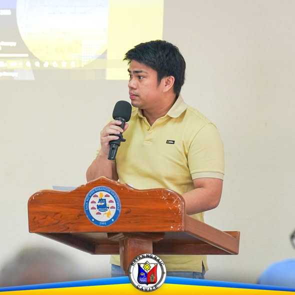 Lalaking nagsasalita sa mikropono sa podium habang nagpupulong ang Liga ng mga Barangay sa ABC Hall