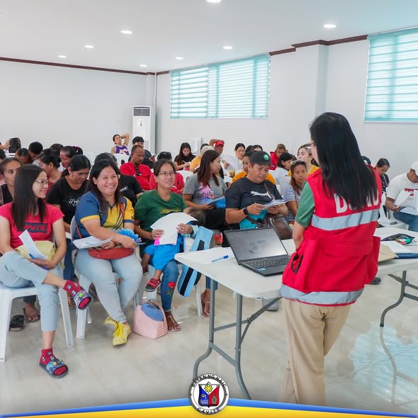 Mga dumalo sa Financial Education Session ng Sustainable Livelihood Program habang nakikinig sa tagapagsalita