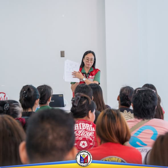 Financial education session: tagapagsalita na nagpapaliwanag sa mga dumalo sa loob ng silid