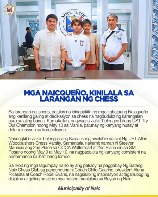 Poster: Mga Naicqueño, kinilala sa larangan ng chess, may larawan ng apat na tao sa harap ng logo ng Bayan ng Naic