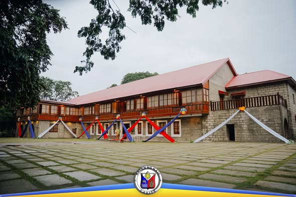 Casa Hacienda de Naic na pinalamutian ng mga laso para sa muling pagbubukas nito