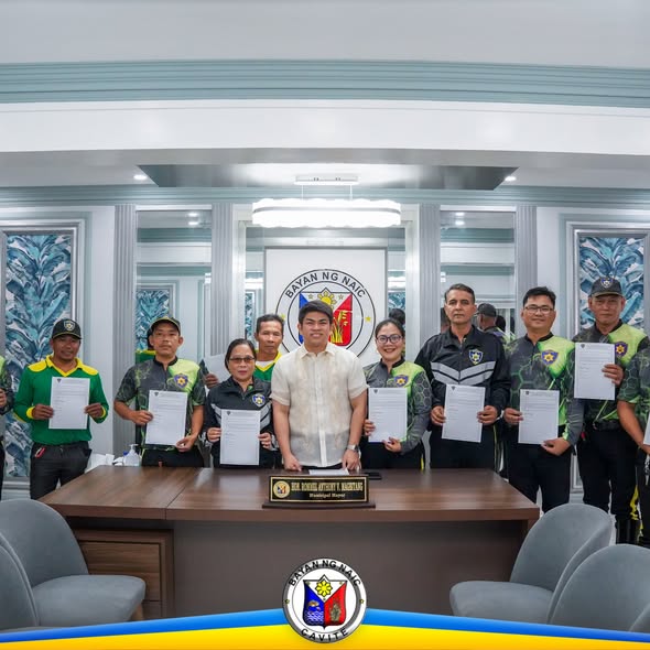 Mga miyembro ng HPG Region 4A Force Multipliers na may hawak na papel matapos ang panunumpa sa Naic