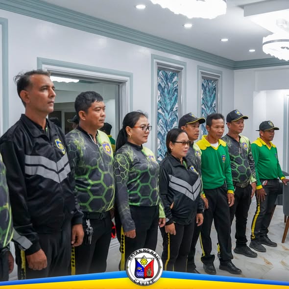 Mga miyembro ng Force Multipliers habang nakatayo sa hanay sa loob ng silid bilang bahagi ng panunumpa