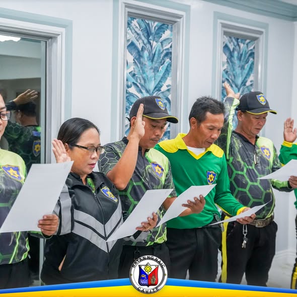 Mga miyembro ng HPG Force Multipliers na nanunumpa habang nakataas ang kanang kamay sa loob ng opisina