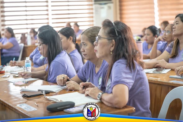 Mga day care teachers na nakikinig at nagsusulat habang nasa BLS Training sa Liga ng mga Barangay Building, Naic