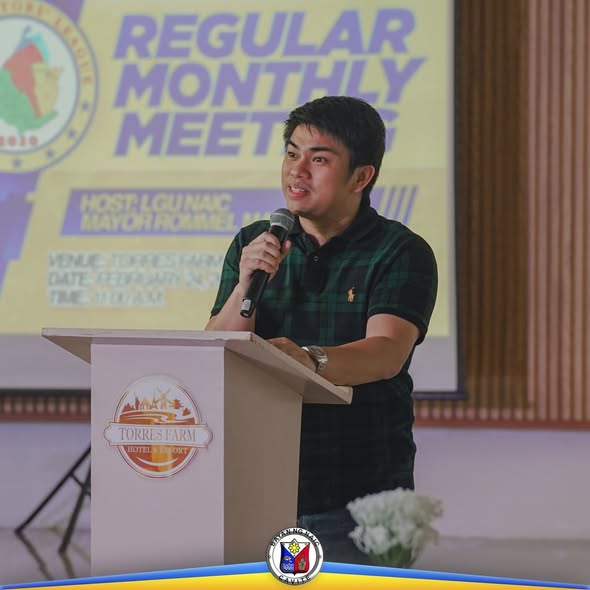 Lalaking nagsasalita sa mikropono sa podium sa Regular Monthly Meeting ng Cavite Mayors' League sa Torres Farm, Naic
