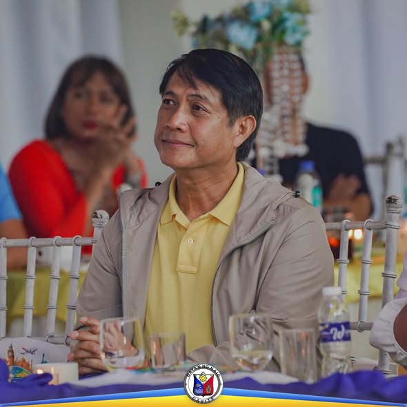Litrato: Isang lalaki na nakaupo at nakikinig sa pagtitipon ng Cavite Mayors' League sa Torres Farm Resort, Naic