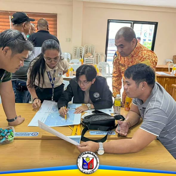 Mga kalahok na sinusuri ang mapa ng risk exposure sa training-workshop sa Naic