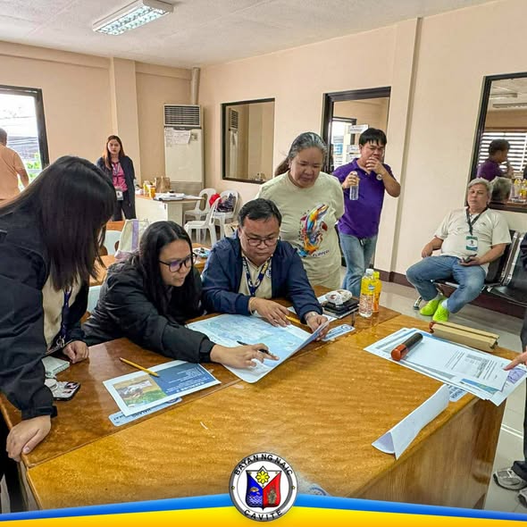 Mga kalahok na nagsusuri ng mapa ng risk exposure sa training-workshop sa Naic