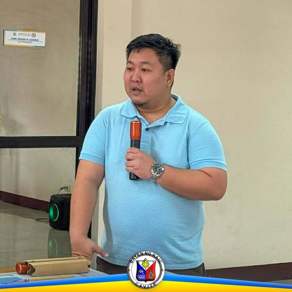 Lalaking nagsasalita gamit ang mikropono sa training-workshop sa Naic tungkol sa risk exposure maps