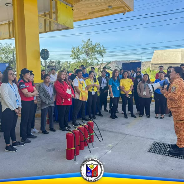 Fire drill: bombero na nagbibigay ng instruksiyon sa mga empleyado sa harap ng mga fire extinguisher sa Sabang, Naic