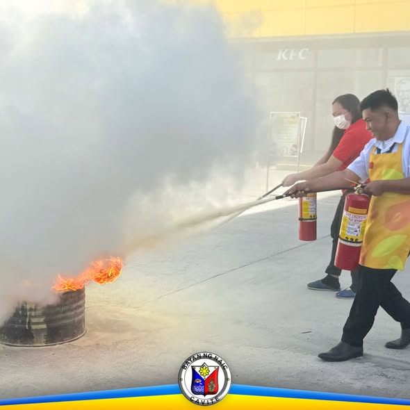 Mga kawani habang gumagamit ng fire extinguisher sa fire drill sa Waltermart Sabang, Naic
