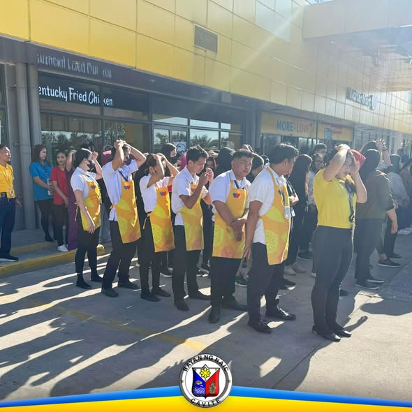 Mga empleyado ng Waltermart Sabang na nakapila sa labas habang nagsasagawa ng fire drill sa Naic