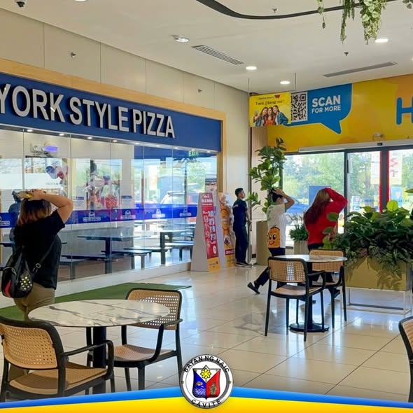 Food court sa Waltermart Sabang habang may fire drill, may ilang tao sa paligid ng mga mesa