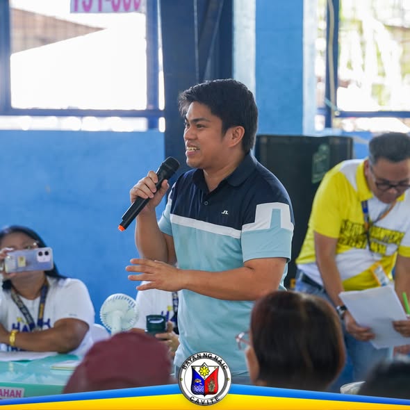 Lalaking nagsasalita sa mikropono sa Localized Social Pension sa covered court ng Timalan Balsahan, Naic