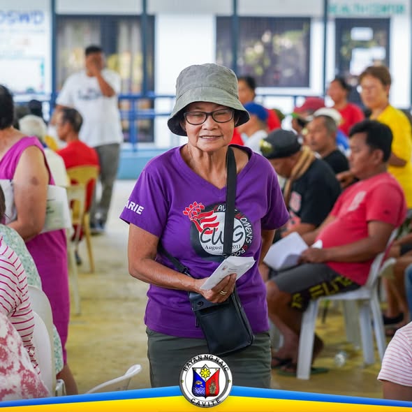 Mga senior citizen na naghihintay sa Localized Social Pension sa Timalan Balsahan Covered Court, Naic