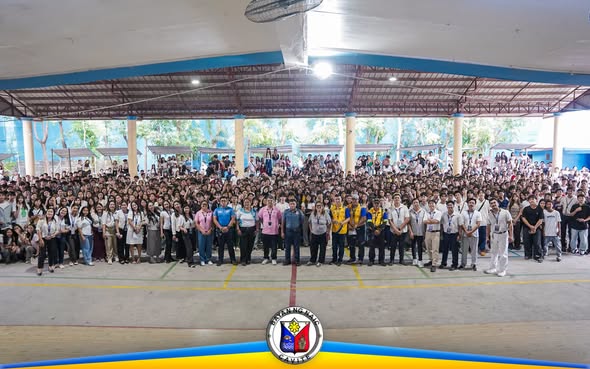 Malaking grupo ng mga estudyante at kawani sa covered court ng CCAI habang nagtitipon para sa road safety campaign