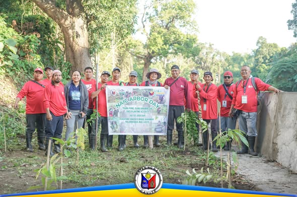 Grupo ng MENRO habang hawak ang banner ng Naic Arbor Day sa tree planting sa Convento Bridge, Malainen Bago