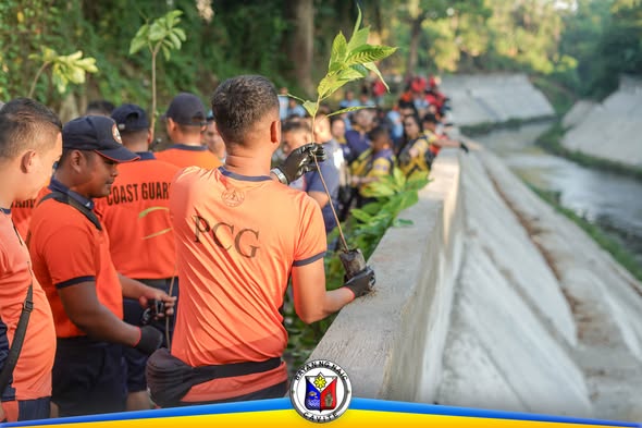 Mga tauhan ng PCG na nagtatanim ng punla sa gilid ng Convento Bridge habang nanonood ang mga tao