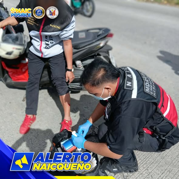 Mga tauhan ng OMDRRMO na nagbibigay ng paunang lunas sa biktima ng aksidente sa kalsada sa Brgy. Timalan Balsahan