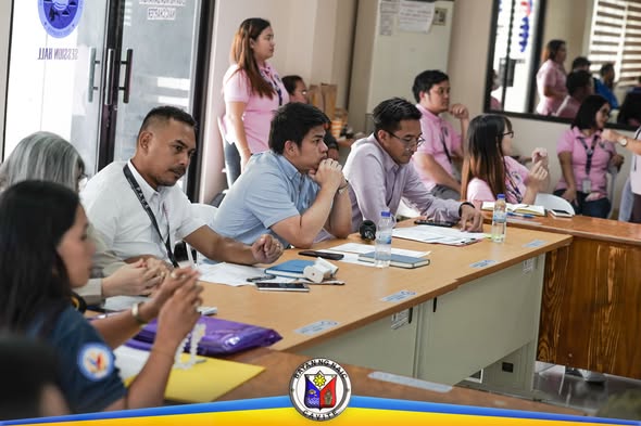 Mga kalahok sa MPOC meeting na nakikinig sa loob ng silid-pulungan sa Liga ng mga Barangay, Naic