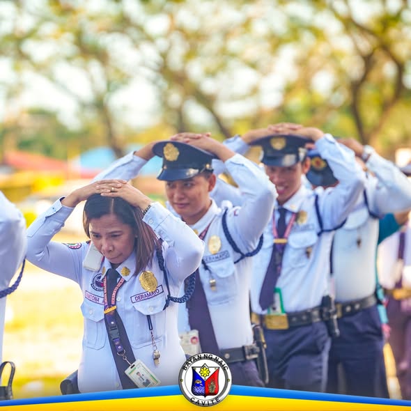 Mga kalahok sa earthquake drill na nakahawak ang kamay sa ulo habang nagsasanay sa labas