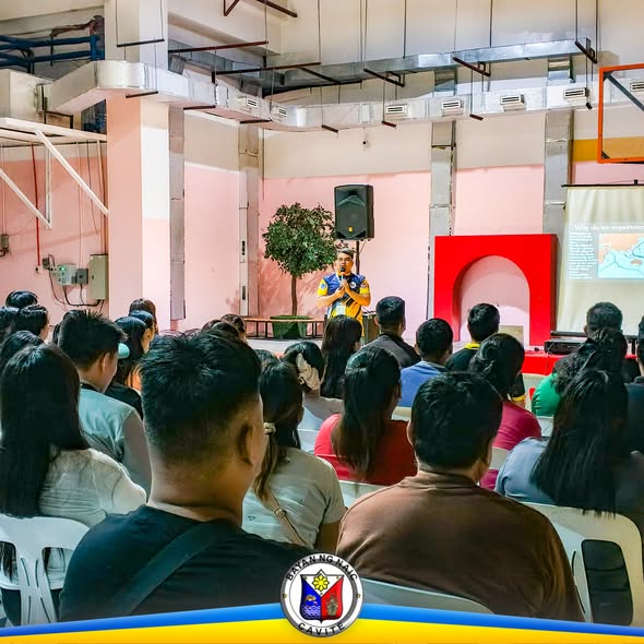 Nagbibigay ng seminar ang tagapagsalita sa harap ng mga dumalo sa Earthquake Preparedness Training sa Naic
