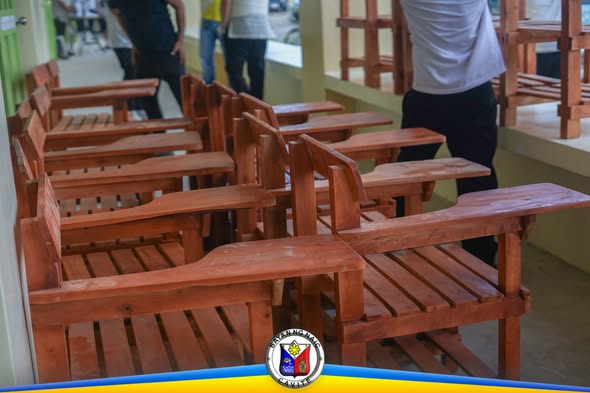 Mga bagong upuan sa paaralan na gawa sa kahoy, nakahanay sa pasilyo ng Timalan Hills View Integrated School