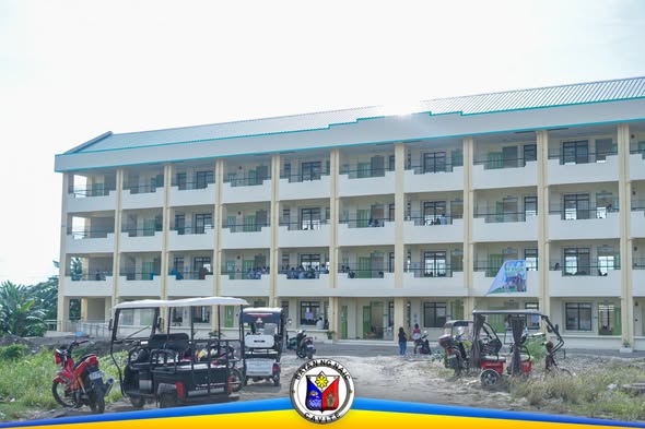 Paaralan ng Timalan Hills View Integrated School na may mga tricycle at motorsiklo sa harap