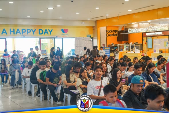 Maraming tao na nakaupo at naghihintay sa loob ng Waltermart Naic para sa Job Fair 2026