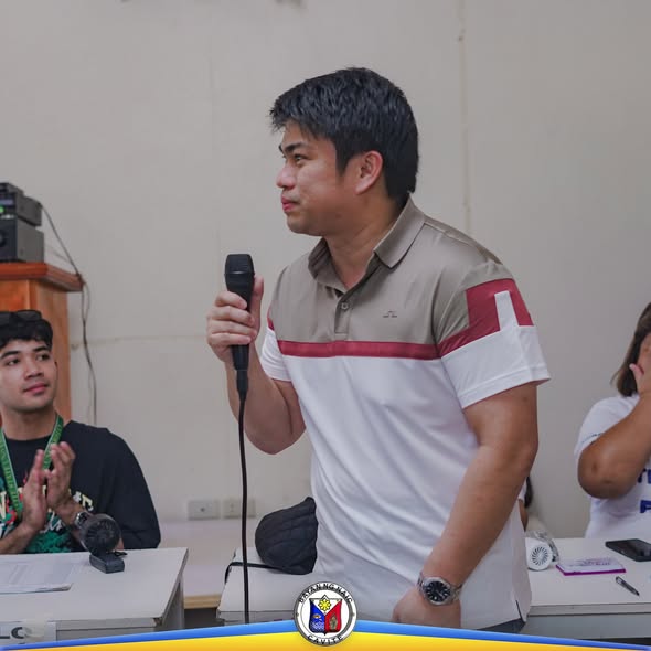 Lalaking nagsasalita gamit ang mikropono sa Localized Social Pension sa Barangay Mabolo, Naic