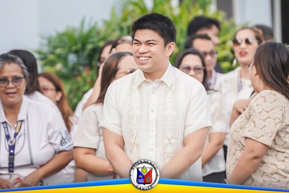 Mga opisyal at kawani ng Naic habang nakikinig sa Flag Raising Ceremony sa Naic Municipal Hall, Hulyo 27, 2026