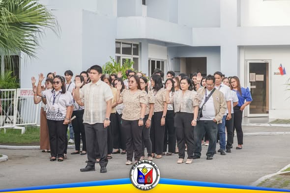 Mga kawani ng Naic Municipal Hall habang nagsasagawa ng flag raising ceremony sa harap ng gusali