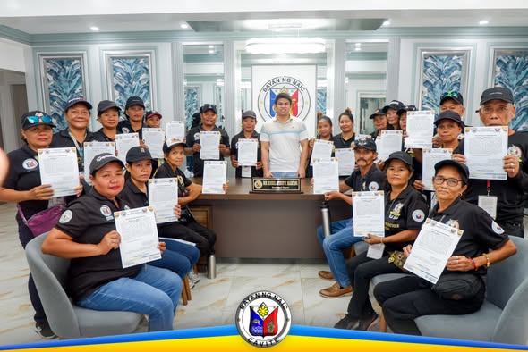 Grupo ng bagong opisyal at miyembro ng GSSI na may hawak na papeles matapos ang oath-taking sa Naic