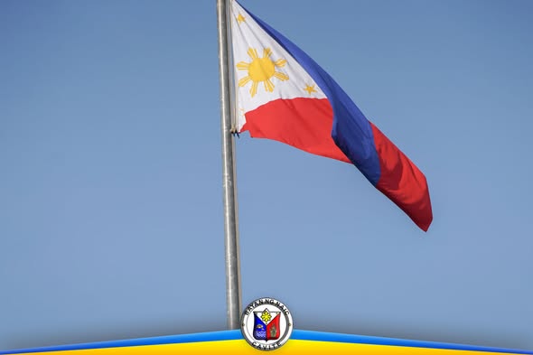 Watawat ng Pilipinas na nakawagayway sa poste sa ilalim ng malinaw na asul na langit, Naic, Cavite