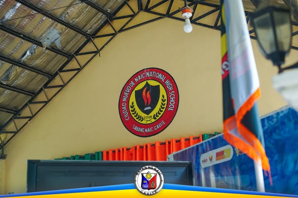 Emblem ng Ciudad Nuevo de Naic National High School sa pader ng paaralan sa Sabang, Naic