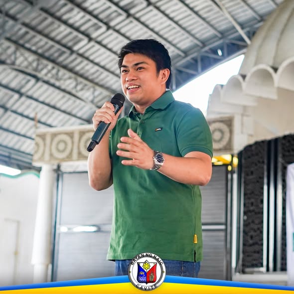 Lalaking nagsasalita gamit ang mikropono sa isang event sa Naic Town Plaza, Mayo 5, 2026