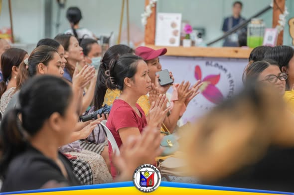 Mga dumalo sa Naic Buntis Congress 2026 na nagpapalakpakan sa loob ng venue sa Munting Mapino