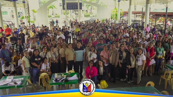 Malaking grupo ng mga tao sa Naic Town Plaza habang dumadalo sa Burial at Medical Assistance Distribution ng MSWDO