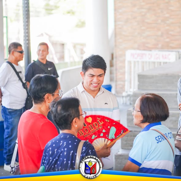 Mga nakatatandang Naicqueño habang tumatanggap ng tulong sa Naic Town Plaza, kasama ang mga kawani ng LGU