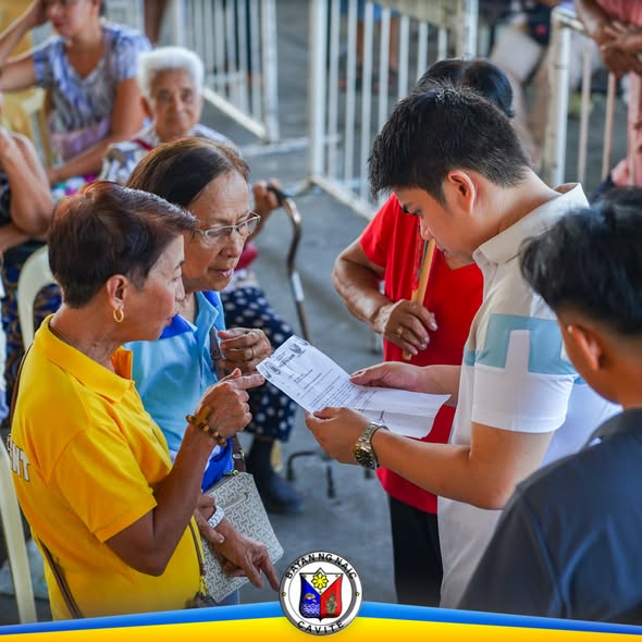 Mga nakatatanda habang inaasikaso ang papeles ng pamamahagi ng incentives sa Naic Town Plaza