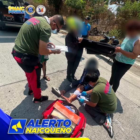Mga rescuer na tumutulong sa nasugatang tao sa kalsada sa Brgy. Sabang habang may first aid kit sa harap