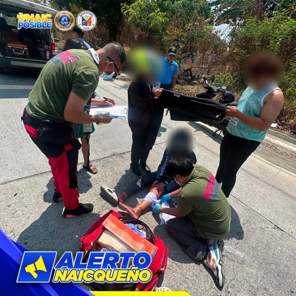 Mga rumespondeng MDRRMO na tumutulong sa nasugatang pasyente sa kalsada ng Brgy. Sabang matapos ang aksidente